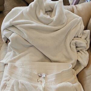ATHELTA Cozy Cream Lounge Set